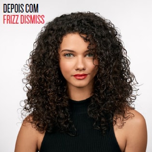 Modelo com o cabelos depois de usar Frizz Dismiss de Redken