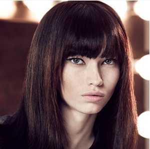 Modelo com cabelo curto e escuro.