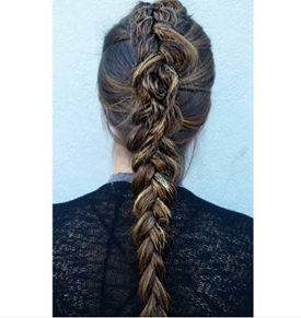 Trança francesa moderna feita pela artista da Redken Ashley Lemaster.